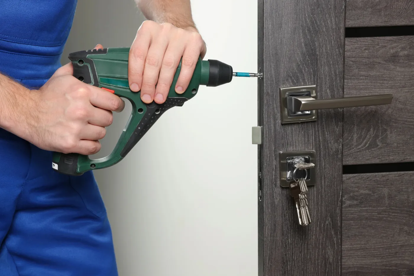 Vissage d'une serrure de porte avec trousseau de clés dans le Val-de-Marne